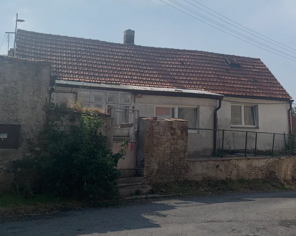 Rodinný dům k rekonstrukci v Hostouni